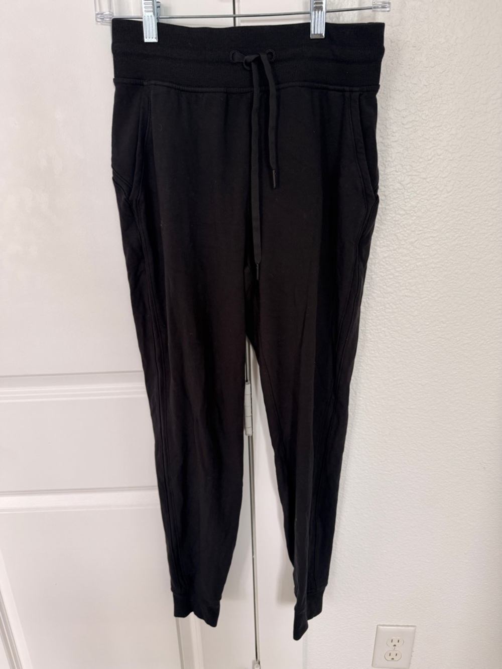 lululemon black joggers - size 4